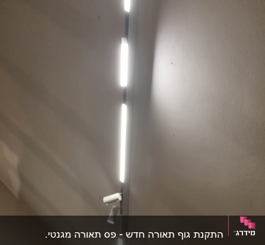 תאורת תקרה עם פסי לד בחדר